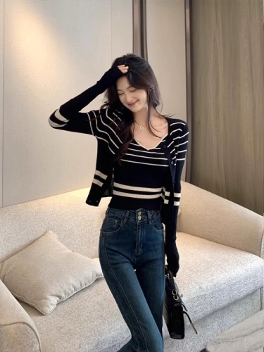 Korean suit wear 2024 autumn black and white striped long-sleeved knitted cardigan + v-neck suspender two-piece top