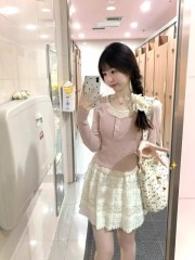 Sweet pink small floral fake two-piece front shoulder long-sleeved T-shirt for women in spring and autumn design niche tight-fitting bottoming shirt