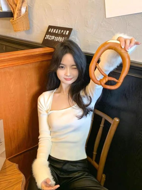 Square collar bottoming shirt for women in autumn and winter, soft and waxy slimming design, niche long-sleeved sweater