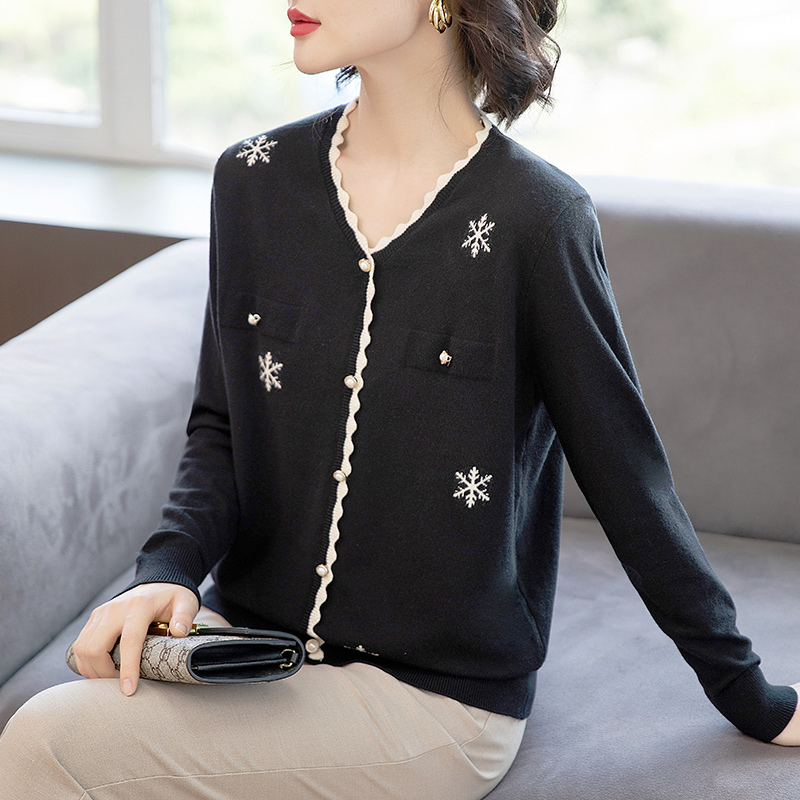 New spring and summer temperament ice silk knitted sweater, air-conditioning shirt, versatile, age-reducing, slimming and flesh-covering base layer, T-shirt for women