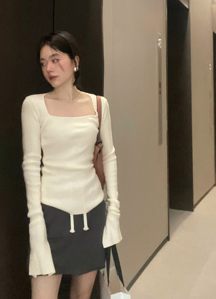 Real shot of a loose-fit sweater with a square neck, slimming long sleeves, hooded design, and pure color Andy velvet knitwear 