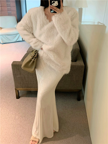 Real shot!  Trendy new light luxury furry loose top, feminine and high-end sequined fishtail skirt