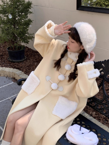 2024奶黄色毛毛球球外套女秋冬羊羔毛牛角扣呢子大衣女高级设计感