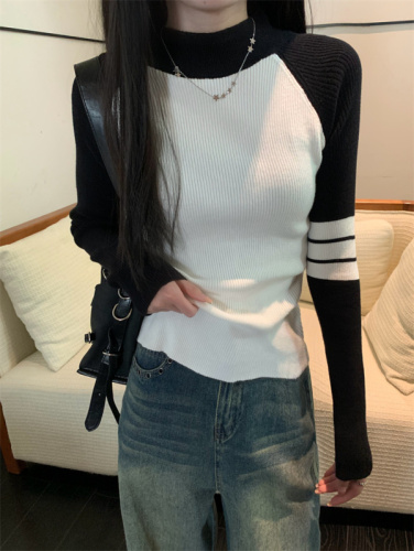 Real shot of contrasting color splicing long-sleeved retro knitwear for women in autumn and winter stripes with slim sweater tops