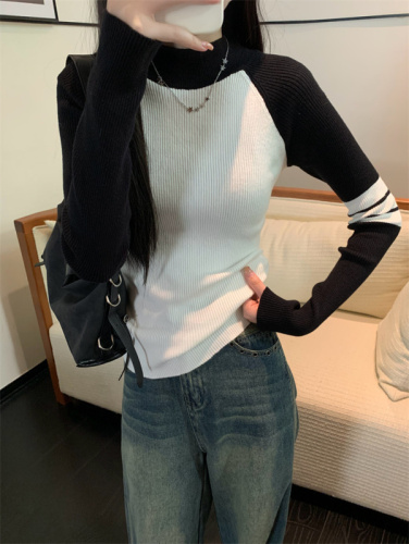 Real shot of contrasting color splicing long-sleeved retro knitwear for women in autumn and winter stripes with slim sweater tops