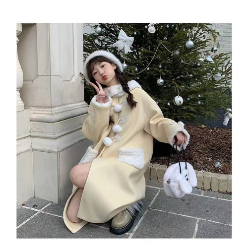 2024奶黄色毛毛球球外套女秋冬羊羔毛牛角扣呢子大衣女高级设计感