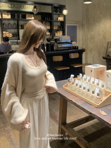 White Water Girl 3-Color Face Mask Print Floral Long-Sleeve T-Shirt Women's Patchwork Pure Desire Slimming Elegant Design V-Neck Top