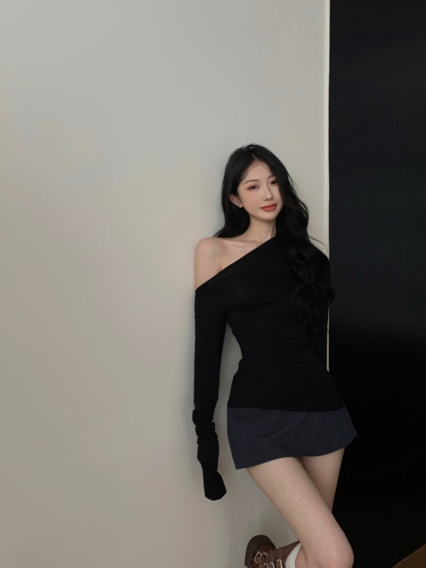 One-shoulder off-shoulder gentle long-sleeved top + hip-covering skirt suit for women