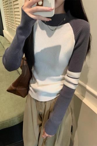 Real shot of contrasting color splicing long-sleeved retro knitwear for women in autumn and winter stripes with slim sweater tops