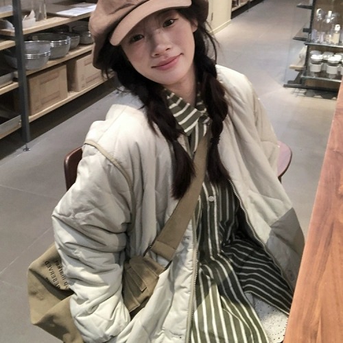 Korean high-end color-blocked cotton-padded coats for women in winter. This year’s popular beautiful coats are thickened bread coats for small people.