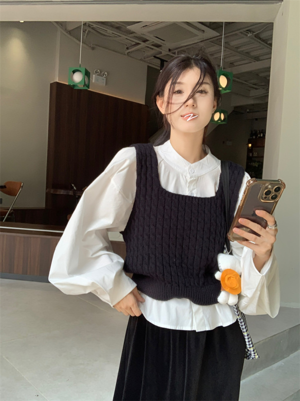 Gentle puff-sleeved white shirt with black square collar twist knitted vest