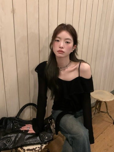 Black ruffled one-shoulder knitted bottoming shirt, tea-like chic off-shoulder halter top