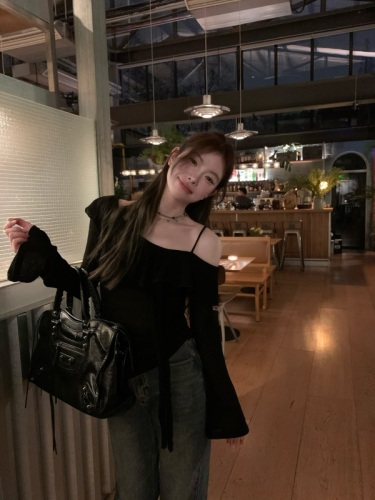 Black ruffled one-shoulder knitted bottoming shirt, tea-like chic off-shoulder halter top