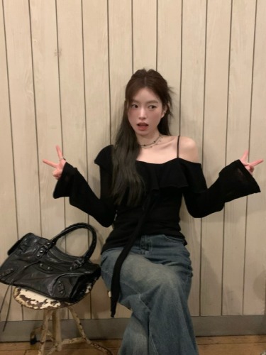 Black ruffled one-shoulder knitted bottoming shirt, tea-like chic off-shoulder halter top