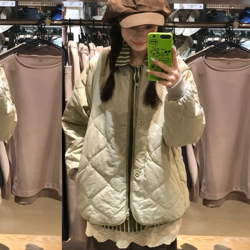 Korean high-end color-blocked cotton-padded coats for women in winter. This year’s popular beautiful coats are thickened bread coats for small people.