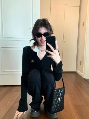 Korean black long-sleeved t-shirt for women, suitable for spring and autumn, slimming design, fashionable and elegant, casual and versatile, trendy top.