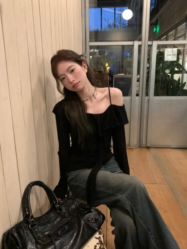 Black ruffled one-shoulder knitted bottoming shirt, tea-like chic off-shoulder halter top