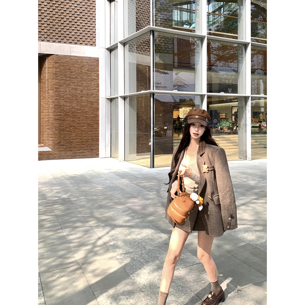 Real shot of coffee-colored temperament, college style design suit, women's quilted blazer, age-reducing skirt