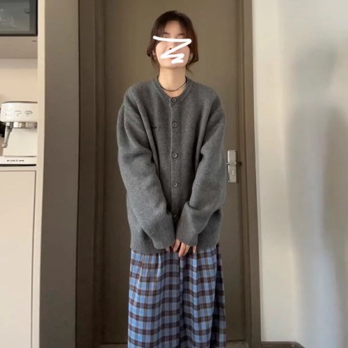 Lazy and high-end gray round neck sweater jacket for women autumn and winter 2024 new loose casual knitted cardigan top