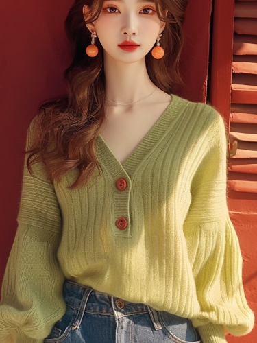 2024 new autumn sweater, high-end, super good-looking, soft and lazy, Korean age-reducing green knitted long-sleeved top