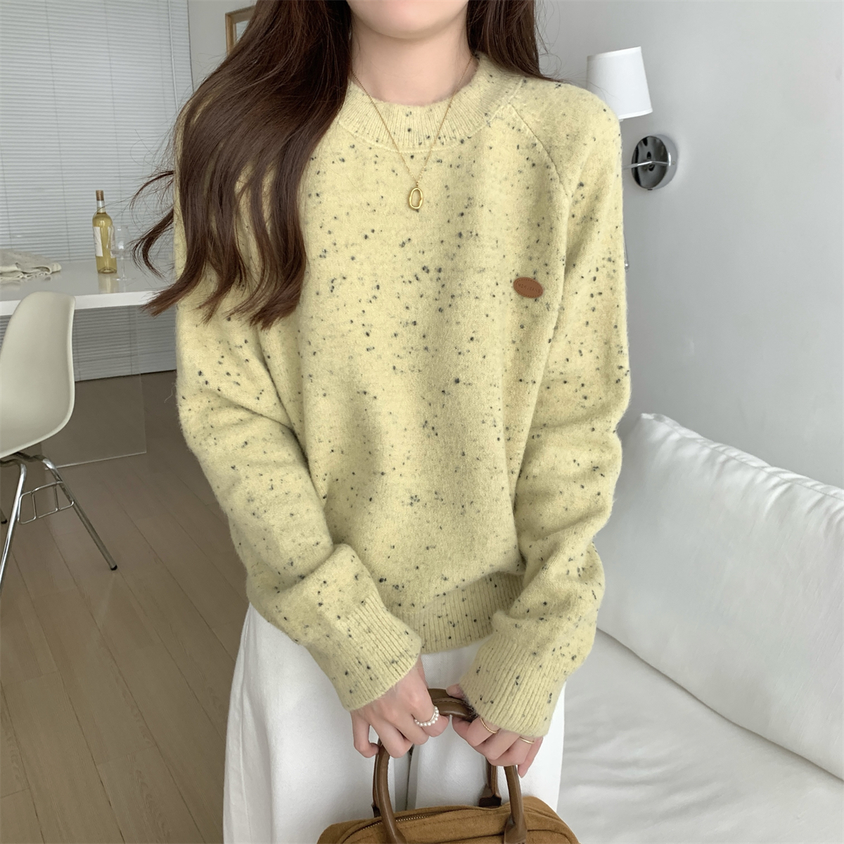 Photo-realistic Korean-style loose and lazy off-shoulder color-blocked design arctic wool crew neck knit top