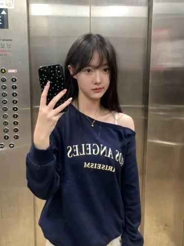 American retro oblique shoulder long-sleeved lazy chic sweatshirt for women spring and autumn 2024 new design niche top