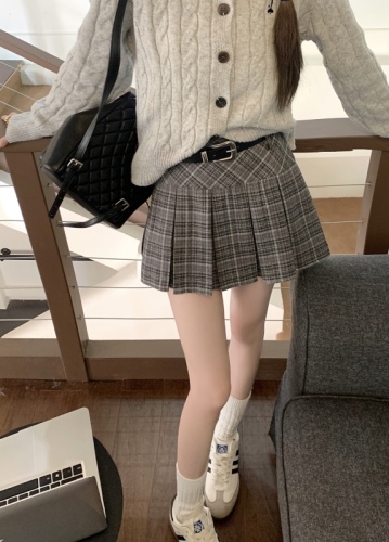 Real shot of woolen retro high-waisted pleated skirt