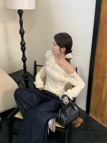 Real shot of three-dimensional flower pullover slanted shoulder sweater for women in autumn and winter, lazy high-end retro knitted sweater