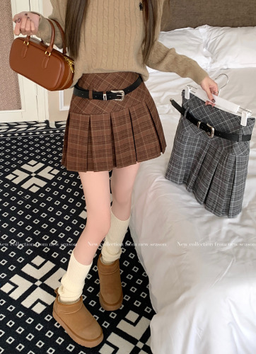 Real shot of woolen retro high-waisted pleated skirt