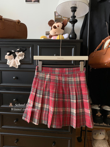 Real shot of red retro college style skirt with pleated and thickened woolen skirt with design