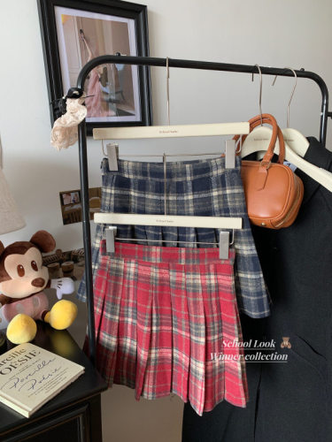 Real shot of red retro college style skirt with pleated and thickened woolen skirt with design