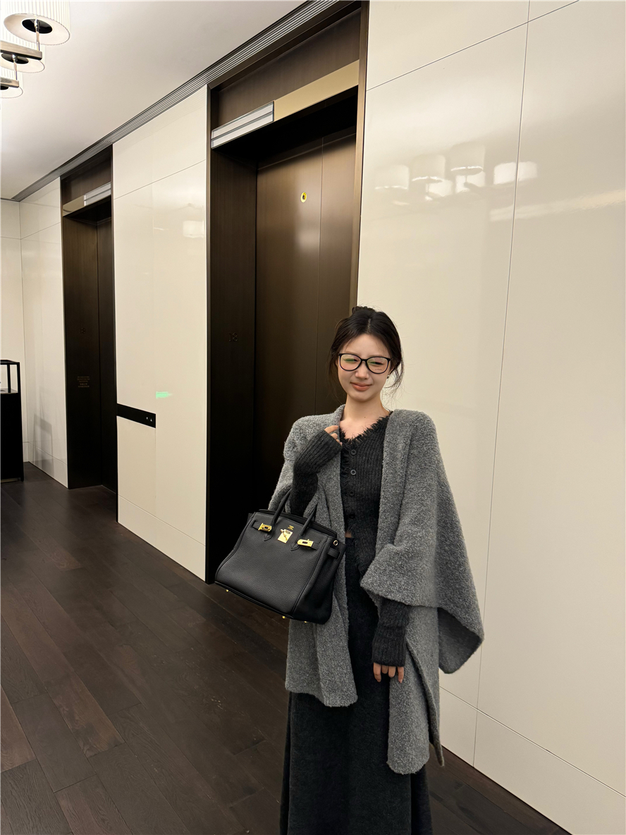 Real shot of lazy torn V-neck raw edge knitted top straight casual skirt suit