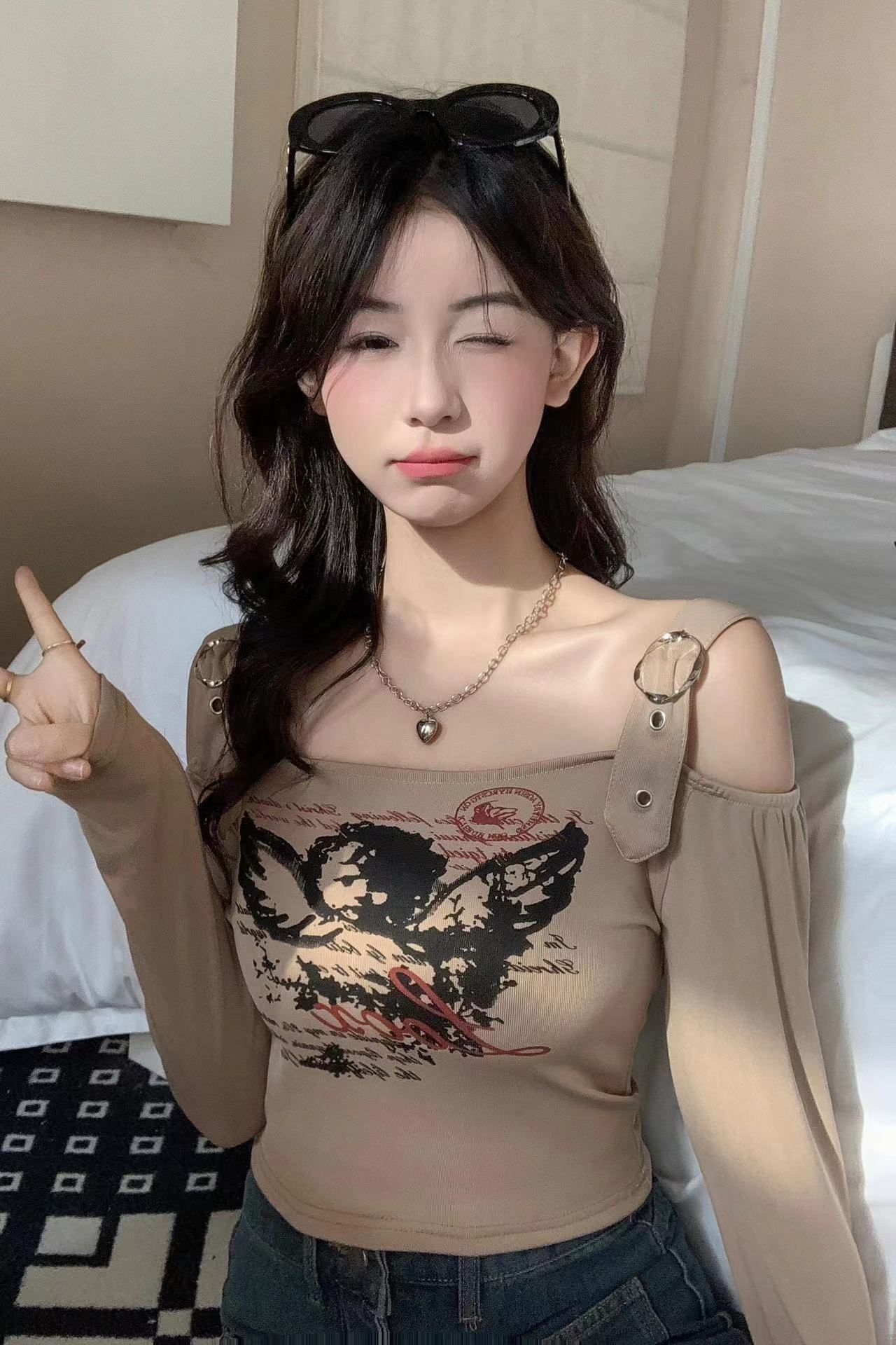 American Retro Print Hot Girl Button Workwear Unique Design Off-Shoulder Suspender T-Shirt for Women