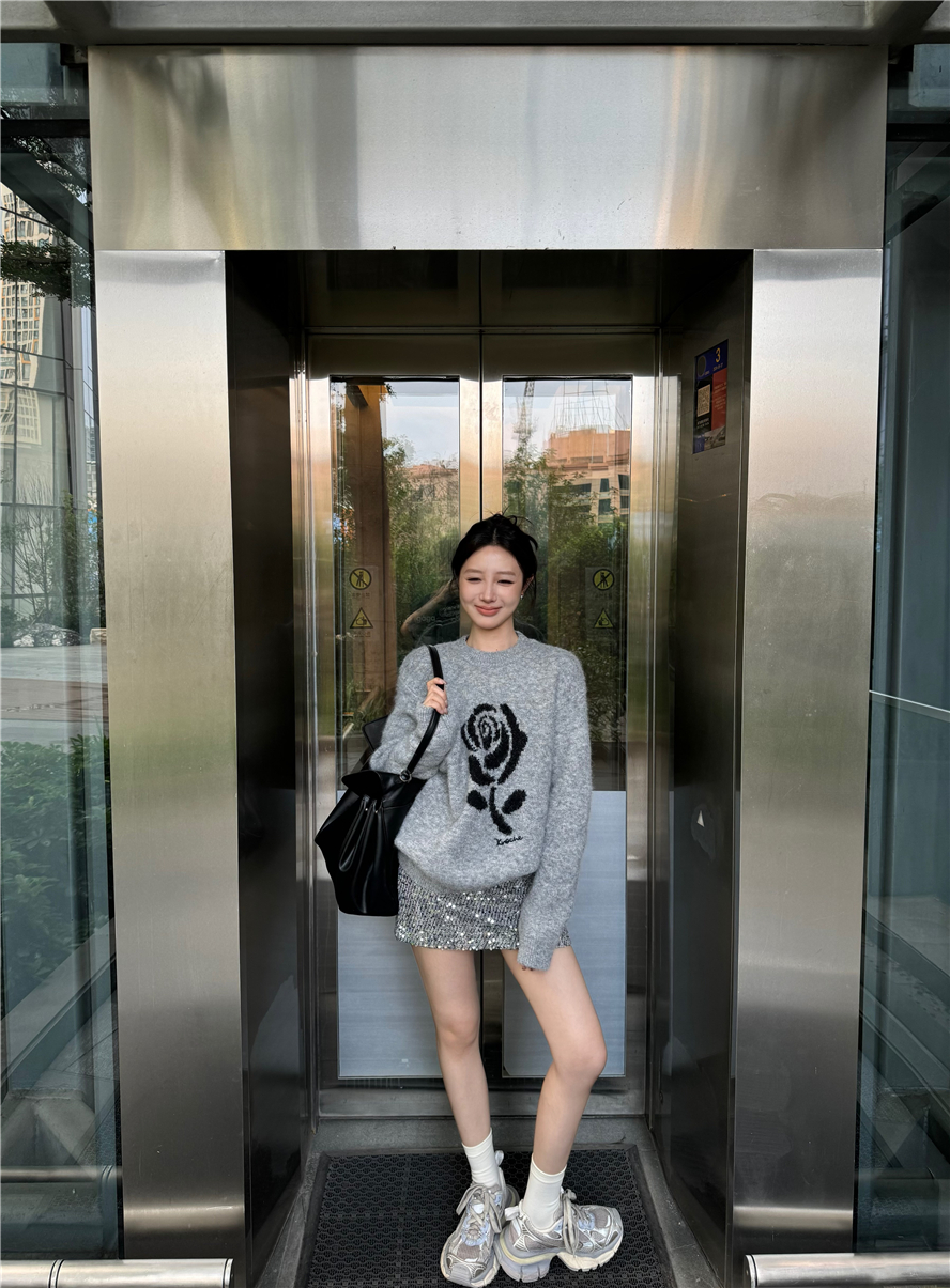 Actual shot of gentle rose, soft contrasting jacquard, round neck pullover sweater for autumn and winter, sequin hip-hugging skirt suit