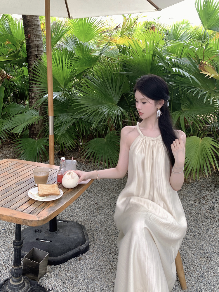 Real-life French high-end pearlescent neck dress design light luxury vacation style off-shoulder suspender long skirt