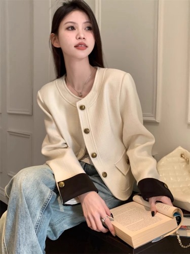 Autumn and winter 2024 new high-end short top women's design niche small fragrance white popular jacket