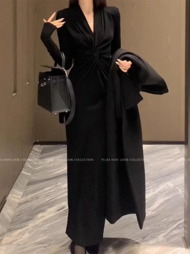 Black design curved deep V fashionable knitted long skirt slimming slim high-end niche long-sleeved dress for women