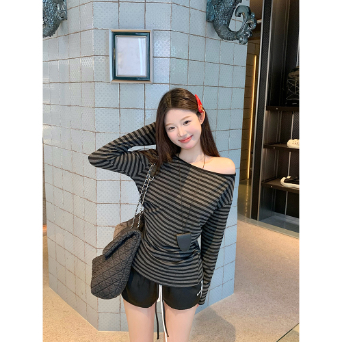 Real shot of striped off-shoulder long-sleeved top for women in autumn, slim-fitting sexy hottie mid-length off-the-shoulder T-shirt