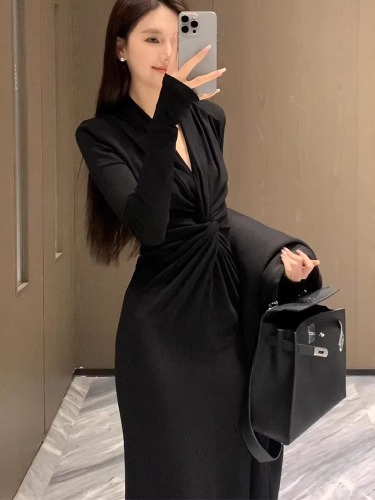 Black design curved deep V fashionable knitted long skirt slimming slim high-end niche long-sleeved dress for women