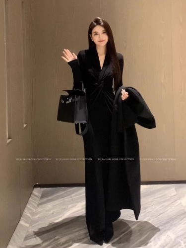 Black design curved deep V fashionable knitted long skirt slimming slim high-end niche long-sleeved dress for women