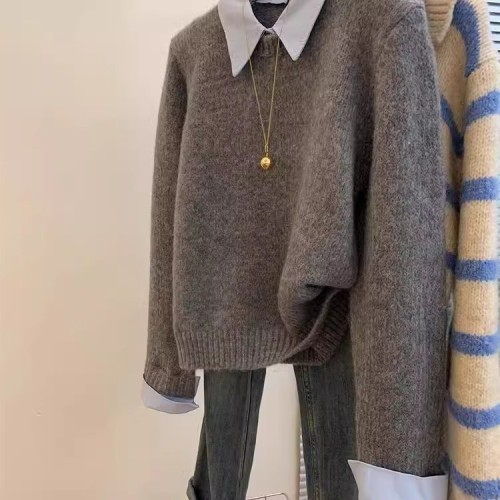 Women's gray pseudo-polo short-sleeve crew neck sweater, loose crew knit top for autumn and winter, lazy style.