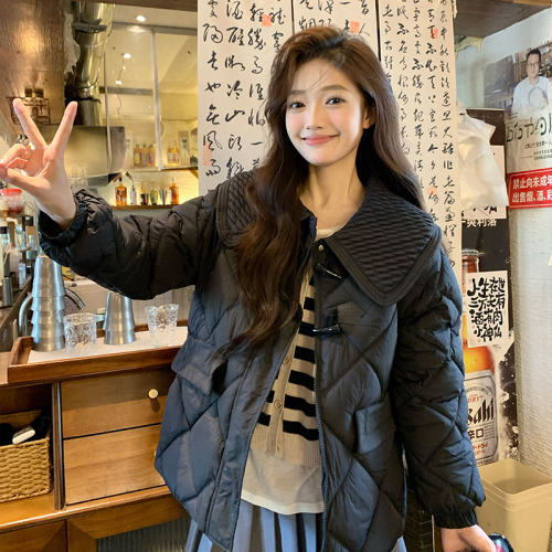 Actual shot of 2024 new down jacket for women, short, small, Korean version, loose and thickened hooded bread jacket to keep warm