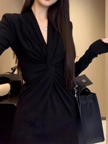 Black design curved deep V fashionable knitted long skirt slimming slim high-end niche long-sleeved dress for women