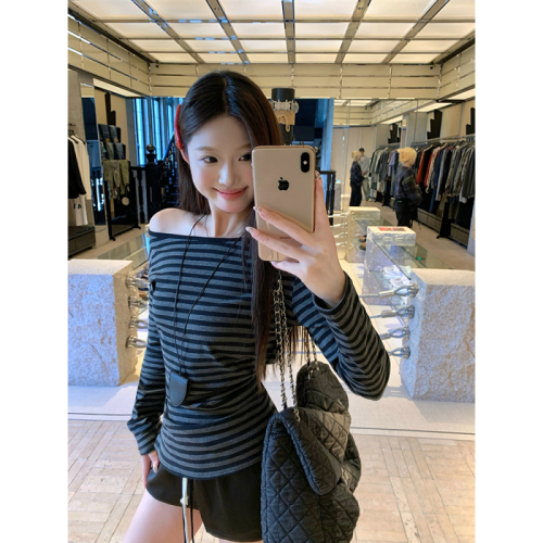 Real shot of striped off-shoulder long-sleeved top for women in autumn, slim-fitting sexy hottie mid-length off-the-shoulder T-shirt