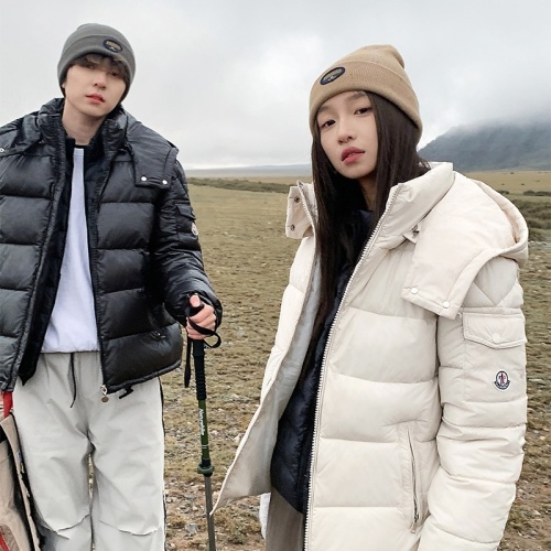 Actual shot of couple's 2024 new glossy short down jacket, fashionable loose and versatile thickened hooded jacket