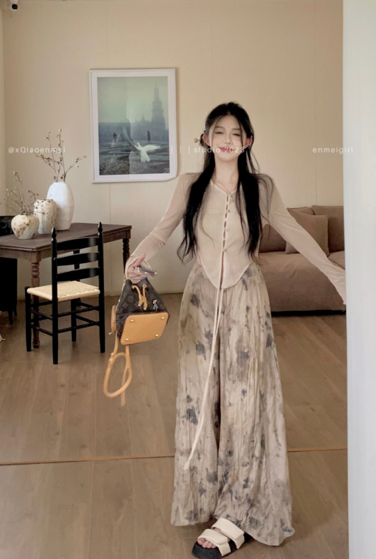 Chinese v-neck design sun protection cardigan + wrinkled cool high-waisted long wide-leg culottes to cover the flesh