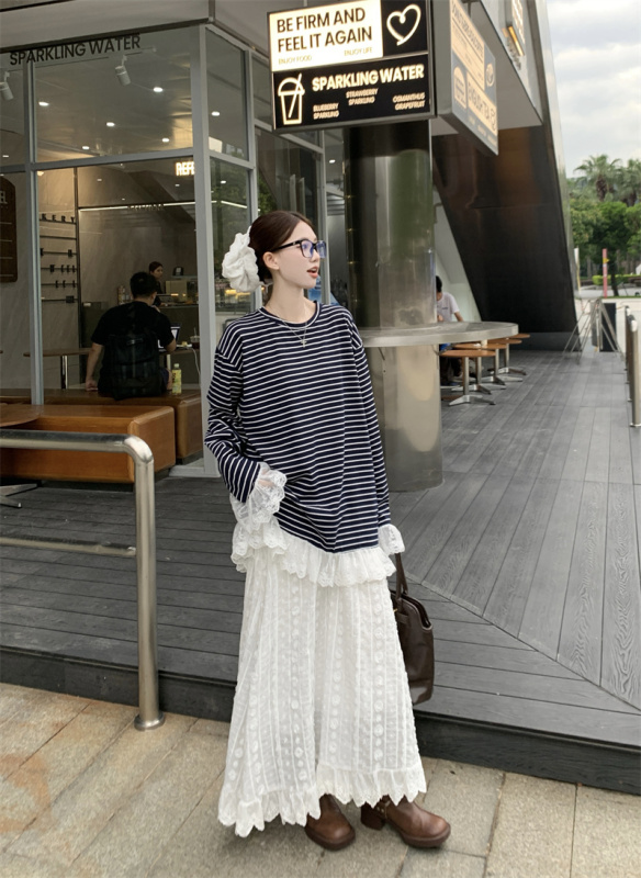 Early autumn new style lace splicing striped loose long-sleeved T-shirt + heavy embroidered lace skirt