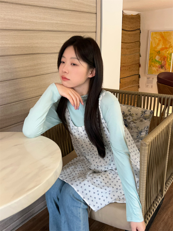 Designed floral Korean style girl wears a layered suspender skirt + mint green bottoming shirt