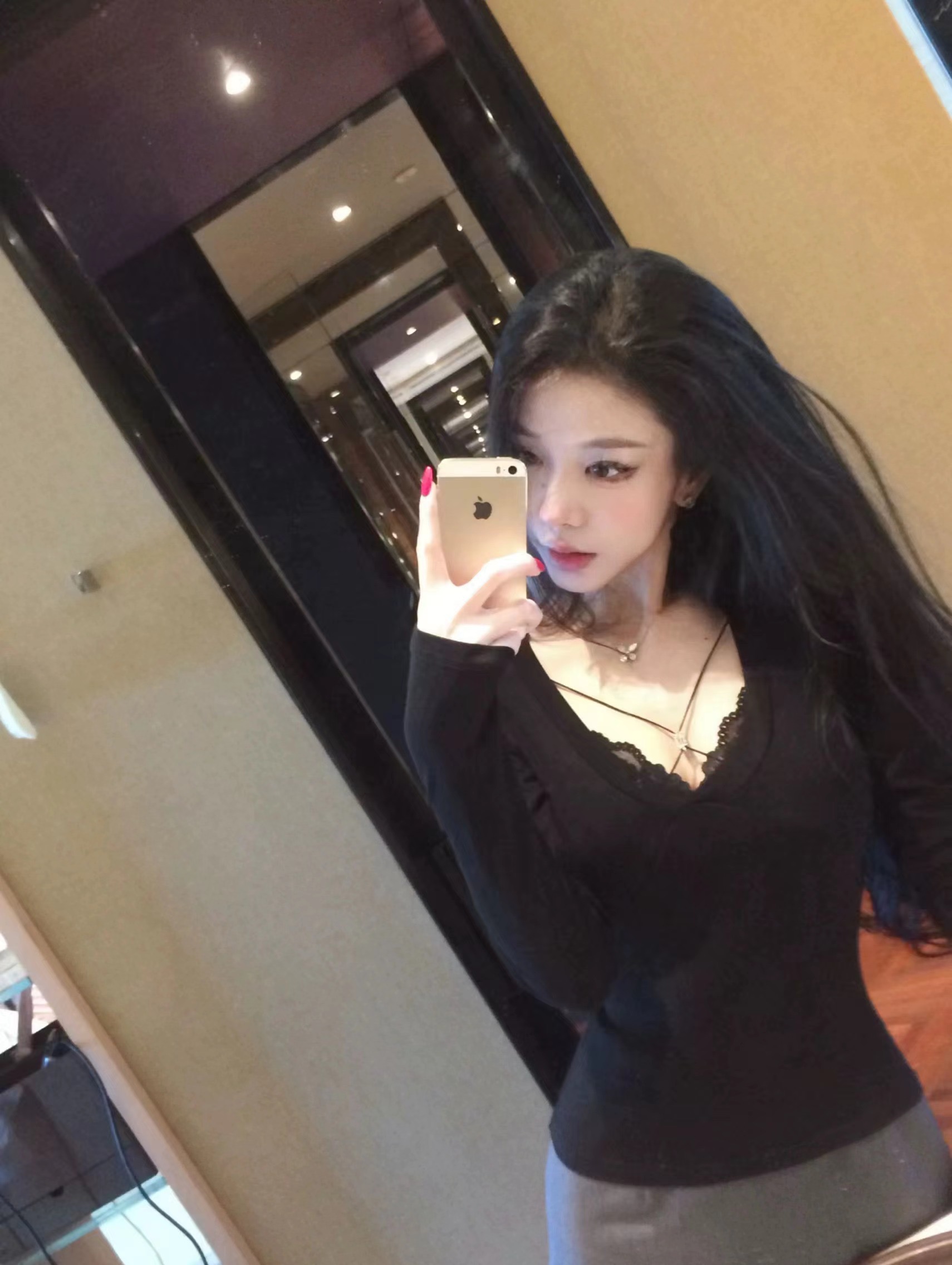 Mr. Du’s house is amazing!! So flirty!! Original abstinence-only pure desire V-neck black lace bra long-sleeved temperament top