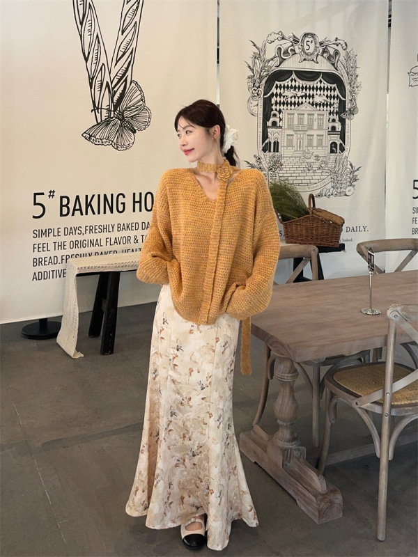 ~French style design with floral ribbon V-neck sweater + heavy-duty high-waisted fishtail skirt